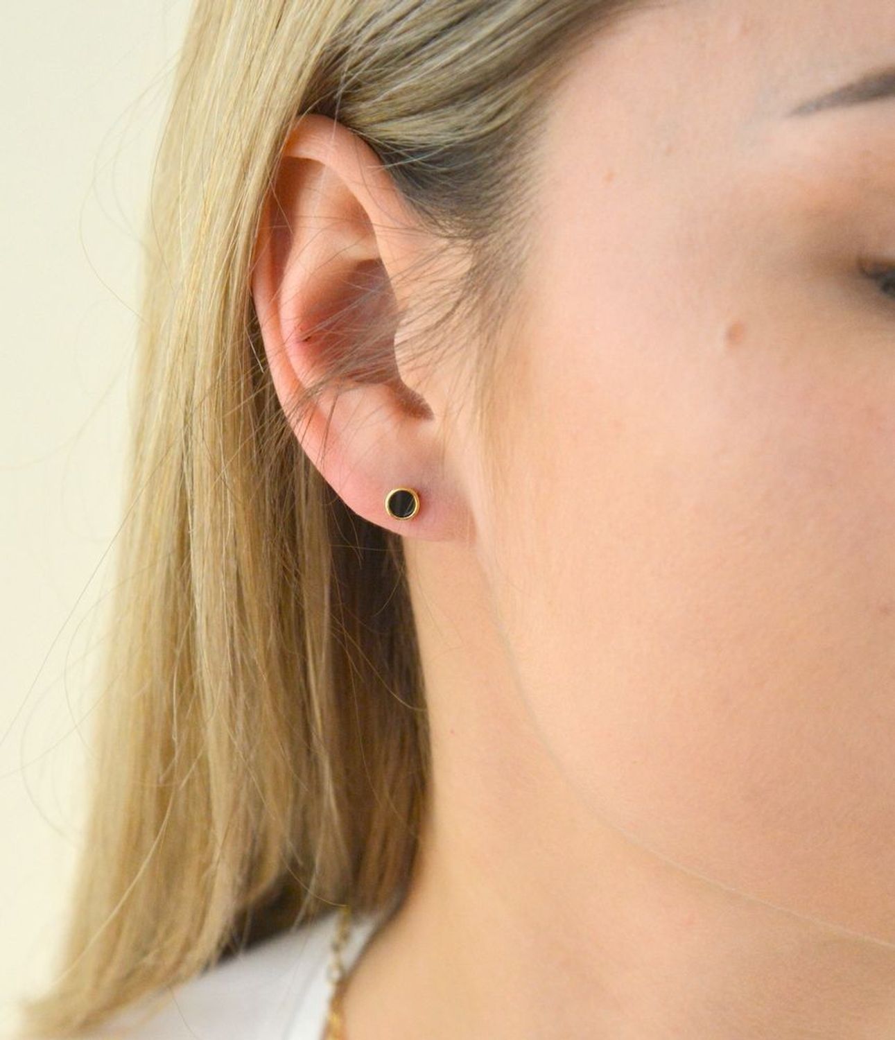 Kolczyki pozłacane  Blaszka z czernią  925 DIA-KLC-3075-925 5mm. Kolczyki wykonane z srebra próby 925 w pozłoceniu żółtego złota. Biżuteria z dodatkiem czerni będzie idealnym podarunkiem dla każdej kobiety..jpg